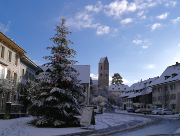 Dorfplatz mit Schnee